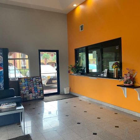 Camelot Inn & Suites Хьюстон Экстерьер фото