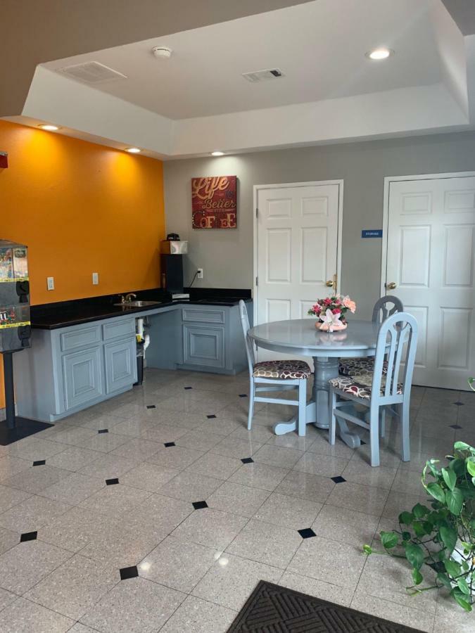 Camelot Inn & Suites Хьюстон Экстерьер фото